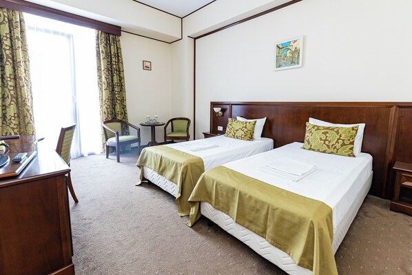 Comfort Twin Room, Lake View | Iron/ironing board, free WiFi - HOTEL DIESEL (București)