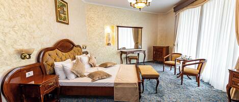 Suite, balcón, vista al lago | Caja de seguridad en la habitación y tabla de planchar con plancha