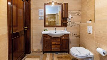 Suite, balkon, uitzicht op meer | Badkamer | Pantoffels, handdoeken, zeep, shampoo