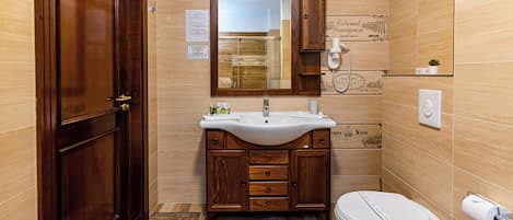 Suite, balcon, vue sur le lac | Salle de bain | Pantoufles, serviettes fournies, savon, shampooing