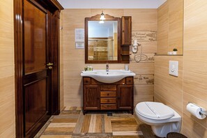 Suite, Balcony, Lake View | Bilik Mandi | Selipar, tuala disediakan, sabun, syampu 