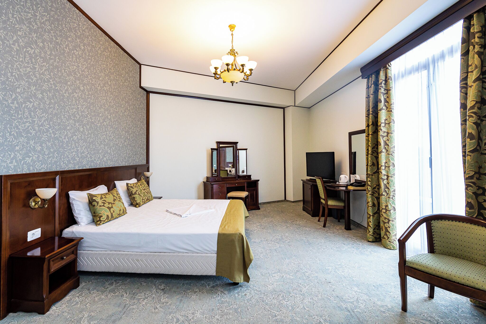 Deluxe tweepersoonskamer | Een kluis op de kamer, een strijkplank/strijkijzer, gratis wifi