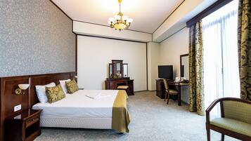 Deluxe tweepersoonskamer | Een kluis op de kamer, een strijkplank/strijkijzer, gratis wifi