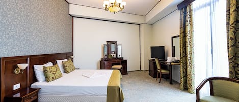 Habitación doble Deluxe | Caja de seguridad en la habitación y tabla de planchar con plancha