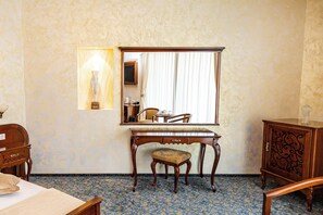 Suite, balcó, vistes al llac | Minibar, caixa forta a l'habitació i planxa i posts de planxar 