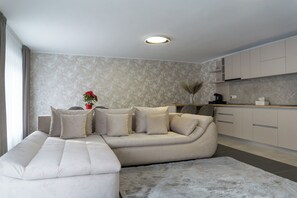 TV - Spacious 9-bedroom hotel in amazing Cisnădie with AC (Cisnădie)