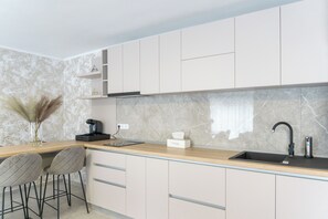 Microwave, stovetop - Spacious 9-bedroom hotel in amazing Cisnădie with AC (Cisnădie)