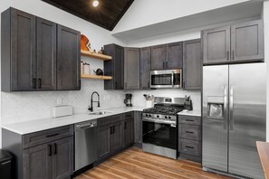 Refrigerador, microondas, horno y parrilla de estufa 