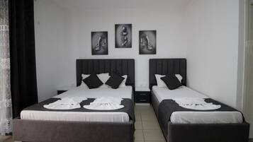 Quarto quádruplo standard, vista para o jardim | Wi-Fi de cortesia