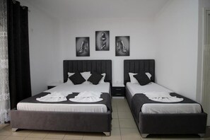 Habitación cuádruple estándar, vista al jardín | Wifi gratis 