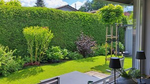 A well-maintained garden with a variety of plants and a neatly trimmed hedge. - Holiday Home Adelon with Private Terrace, Wi-Fi, and Air Conditioning at Lake Möhnesee (Möhnesee)