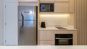A modern kitchen with a stainless steel refrigerator, a microwave, a coffee maker, and a dishwasher. - Ap in a Condominium With gym in Jurere Vox0210 (Florianópolis)