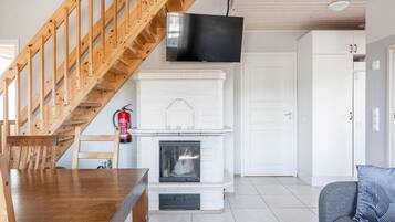 Een televisie en een open haard