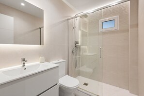 Douche, sèche-cheveux, serviettes fournies