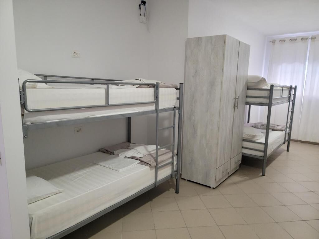 Asrama Umum Klasik, hanya perempuan