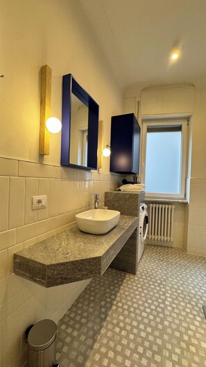 Een douche, een haardroger, handdoeken, zeep