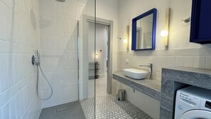 Dusche, Haartrockner, Handtücher, Seife