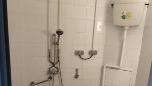 A bathroom with a toilet, shower, and sink. - fasthotel troyes  (Barberey-Saint-Sulpice)