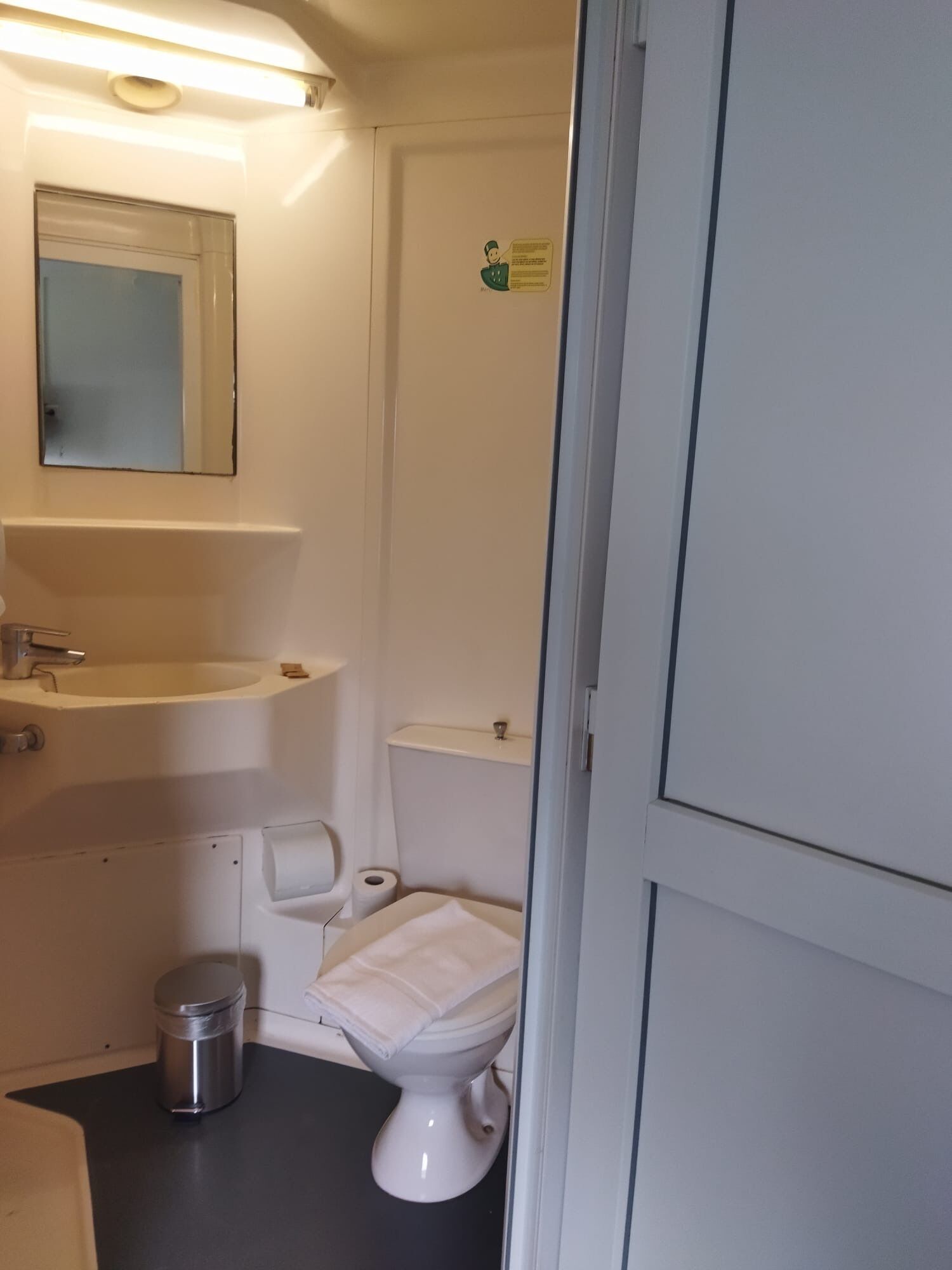 Economy-Doppelzimmer | Badezimmer