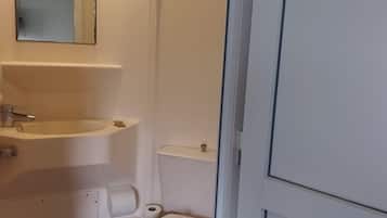 Economy Double Room | Bathroom