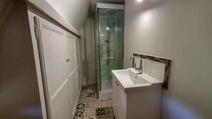 Dusche, Haartrockner, Handtücher