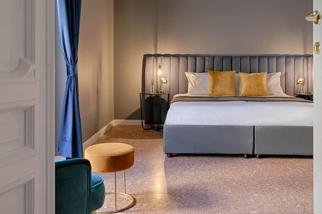 Deluxe-Doppel- oder -Zweibettzimmer, Balkon, Stadtblick | Zimmersafe, Verdunkelungsvorhänge, Bügeleisen/Bügelbrett