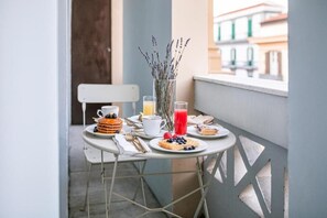 Junior-Suite, Balkon, Stadtblick | Speisen