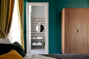 Caja fuerte, cortinas opacas, tabla de planchar con plancha