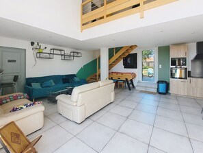 Living area - Gîte du Fresne, 30min Mt Saint Michel, 15 min Fougères, 13pers+, sauna, jacuzzi (Les Portes du Coglais)