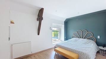 5 bedrooms, iron/ironing board, travel crib, WiFi