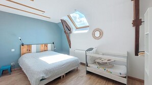 A bedroom with a bed, a white dresser, a small desk, and a skylight. - Gîte du Fresne, 30min Mt Saint Michel, 15 min Fougères, 13pers+, sauna, jacuzzi (Les Portes du Coglais)