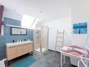 Shower, hair dryer, towels - Gîte du Fresne, 30min Mt Saint Michel, 15 min Fougères, 13pers+, sauna, jacuzzi (Les Portes du Coglais)