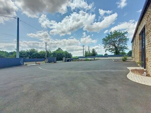 Property grounds - Gîte du Fresne, 30min Mt Saint Michel, 15 min Fougères, 13pers+, sauna, jacuzzi (Les Portes du Coglais)