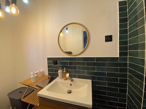 Haartrockner, Seife, Toilettenpapier