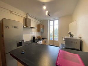 Micro-ondes, four, plaque de cuisson