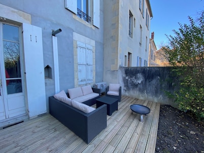 Spacious apartment 200m from the station and the Loire, with private garden
