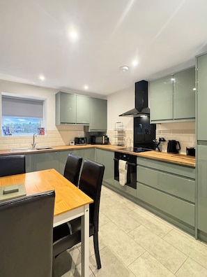 Fridge, microwave, oven, stovetop - 2 Bed Flat Sleeps 4 in Central Grantham with parking & Free Gym Access (Grantham)