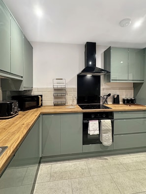 Fridge, microwave, oven, stovetop - 2 Bed Flat Sleeps 4 in Central Grantham with parking & Free Gym Access (Grantham)