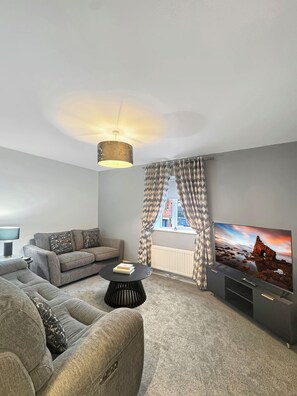 Smart TV - 2 Bed Flat Sleeps 4 in Central Grantham with parking & Free Gym Access (Grantham)