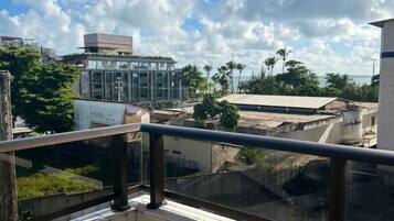 Apartamento família, 2 quartos, cozinha, vista para a piscina | Vista do quarto