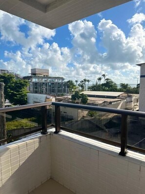 Apartamento família, 2 quartos, cozinha, vista para a piscina | Vista do quarto