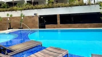 Apartamento família, 2 quartos, cozinha, vista para a piscina | Piscina | Piscina externa