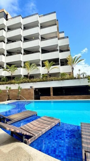 Apartamento família, 2 quartos, cozinha, vista para a piscina | Piscina | Piscina externa