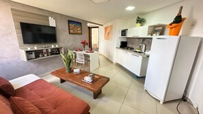 Apartamento família, 2 quartos, cozinha, vista para a piscina | Área de estar