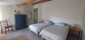 1 bedroom, travel cot, free WiFi