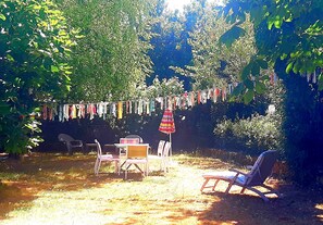 Outdoor dining - Good vibes only" guest house between Royan and Saintes (Grézac)