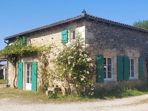 Exterior - Good vibes only" guest house between Royan and Saintes (Grézac)