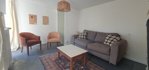 Smart-TV, Tischtennisplatte, Bücher