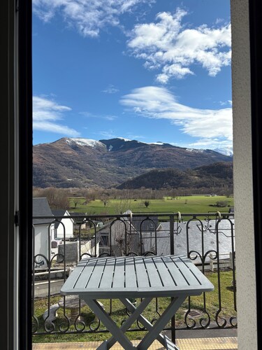 Villa avec piscine face aux montagnes.