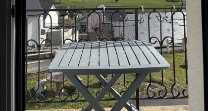 Villa avec piscine face aux montagnes.